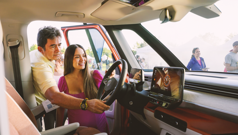 Un jeune couple regarde l’intérieur de l’ID. Buzz