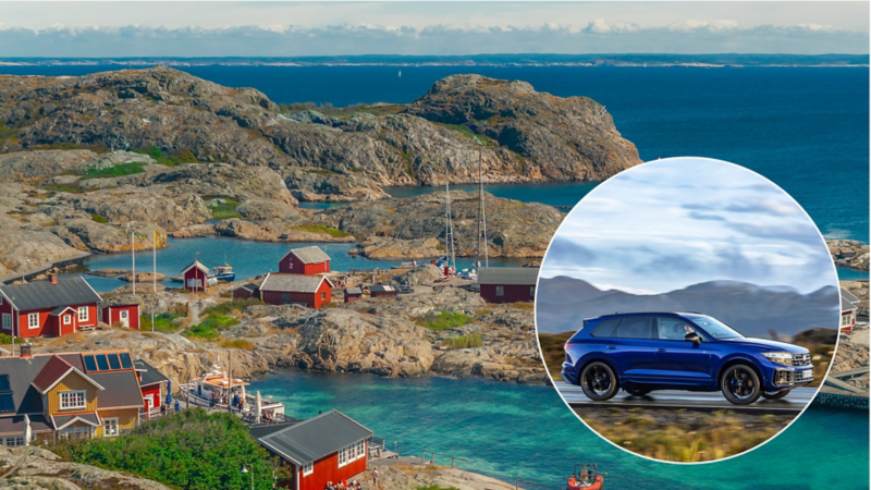 Kustlandskap med klippor och hus vid havet, med en Volkswagen Touareg markerad i en cirkel