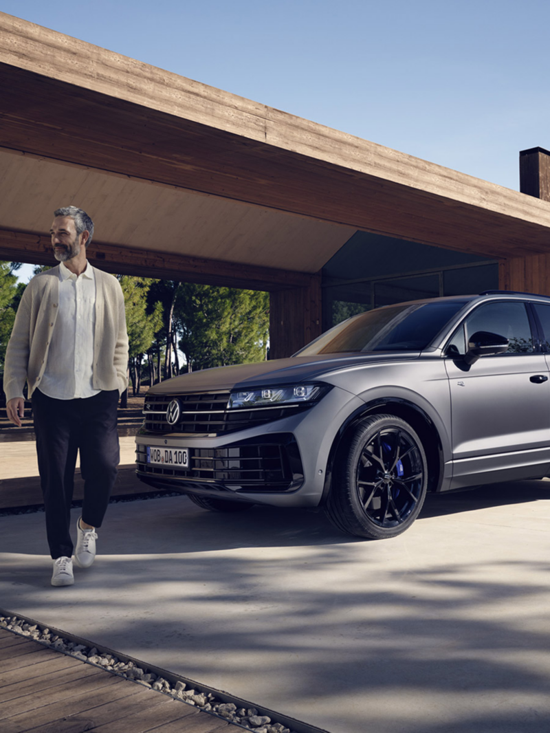 Un homme devant un Touareg R eHybrid