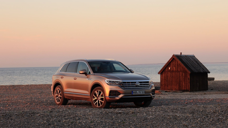Volkswagen Touareg, fyrhjulsdriven står parkerad vid havet