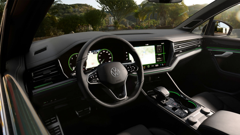 View of the background lighting with illuminated decorative trims in the VW Touareg Elegance.