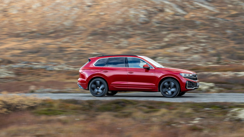 View of the front of the VW Touareg R-Line with IQ.LIGHT HD matrix headlights.