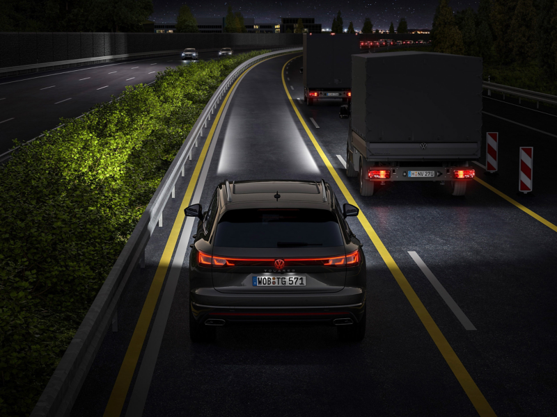 IQ. LIGHT HD-matrix headlights in the Touareg illuminating road