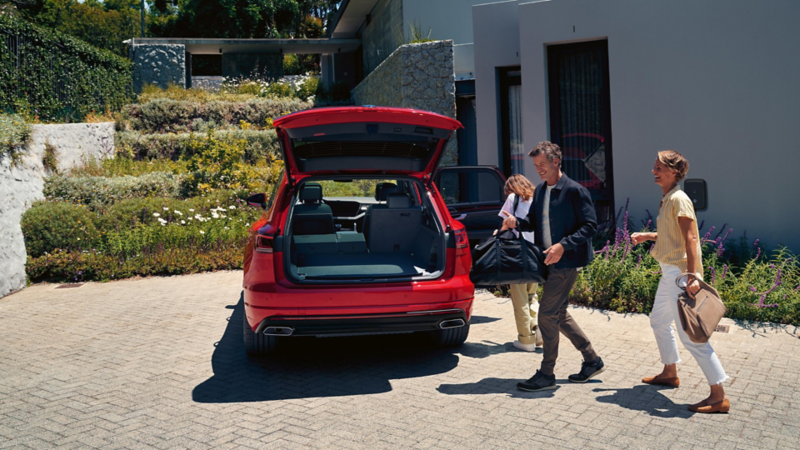 Une famille remplit le coffre du touareg de ses valises pour partir en vacances.