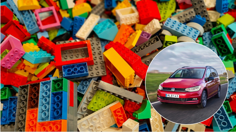 Färgglada legobitar, med en Volkswagen Touran markerad i en cirkel