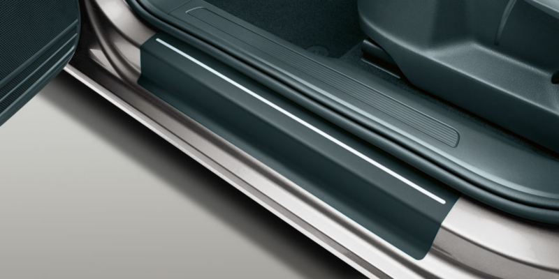 Dettaglio delle pellicole battitacco nere con strisce argento originali Volkswagen, applicate su una Touran.
