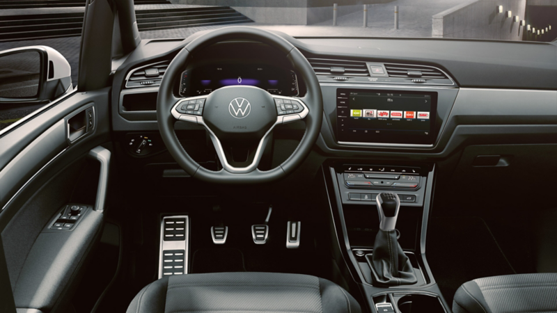Interieur eines VW Touran mit R-Line Ausstattung, Dekoreinlagen Black Lead Grey, Pedale und Fußstütze in gebürstetem Edelstahl.