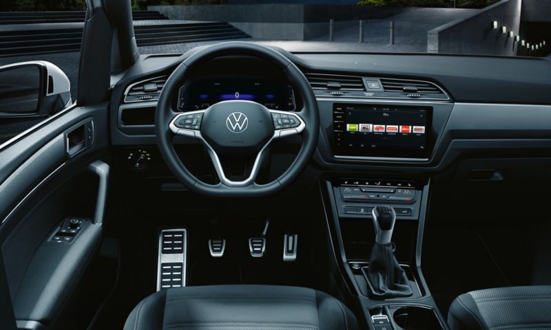 Interieur eines VW Touran mit R-Line Ausstattung, Dekoreinlagen Black Lead Grey, Pedale und Fußstütze in gebürstetem Edelstahl.