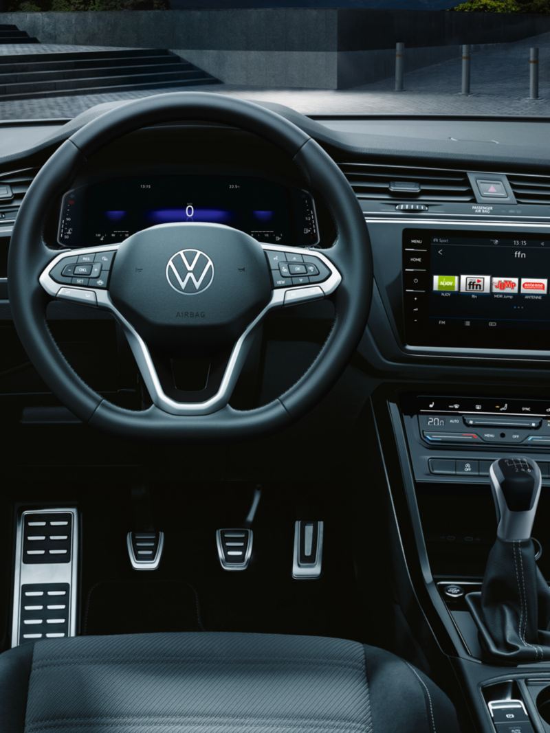 Interieur eines VW Touran mit R-Line Ausstattung, Dekoreinlagen Black Lead Grey, Pedale und Fußstütze in gebürstetem Edelstahl.