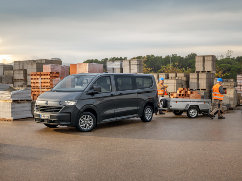 Volkswagen Transporter Double cabine sur un chantier avec des employés à proximité