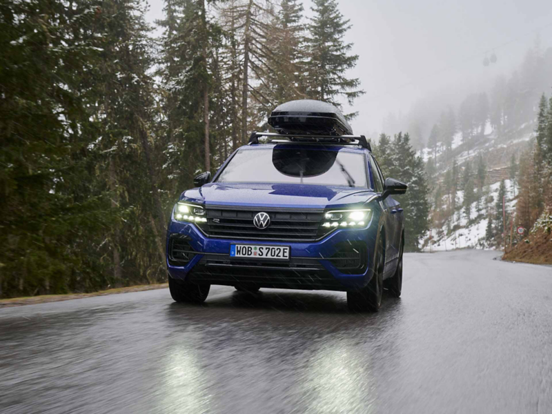 VW Touareg percorre una strada di montagna.