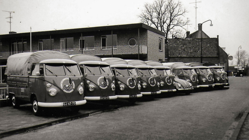 De Volkswagen T1 Transporters van Tuintechnischbureau Smeulders op een rij
