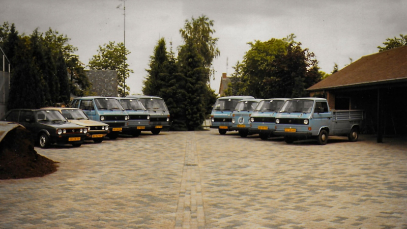 De Volkswagen Transporter T3's en Volkswagen Golfjes van Tuintechnischbureau Smeulders op een rij