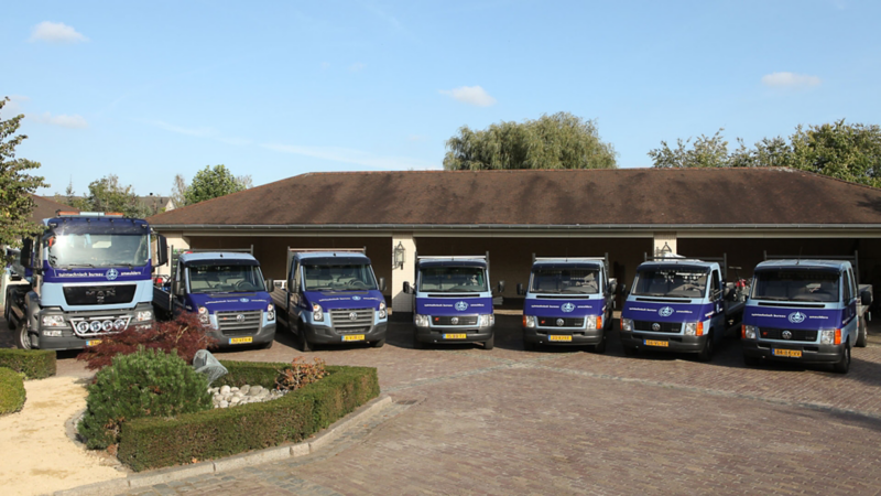 De Volkswagen Bedrijfswagen modellen van Tuintechnischbureau Smeulders op een rij