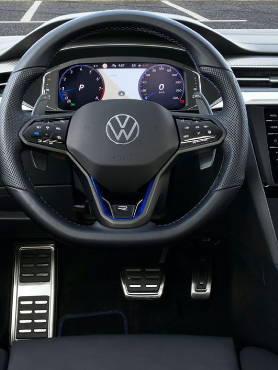 Vista del volante y el salpicadero de un Volkswagen Arteon R