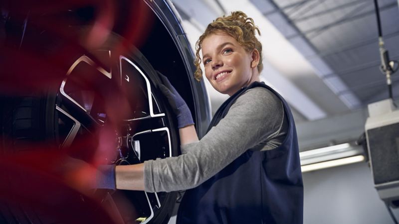 Un entrepreneur de Volkswagen vérifie les pneus.