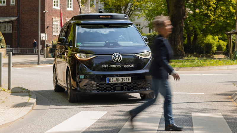 The autonomously driven ID. Buzz lets a person cross a zebra crossing.