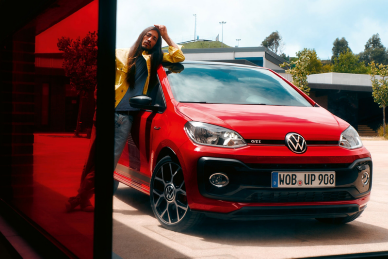 Rød VW up! GTI ses forfra