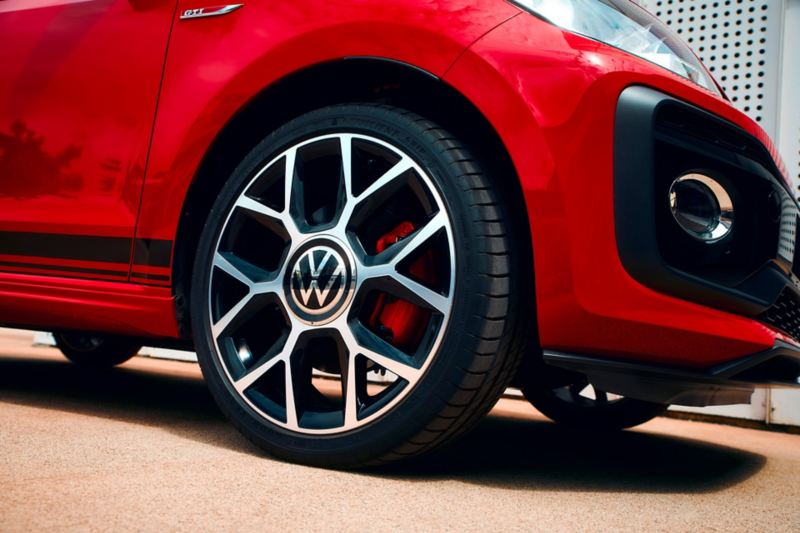 Detailansicht Vorderrad VW up! GTI mit 17-Zoll Alufelgen „brands hatch“.