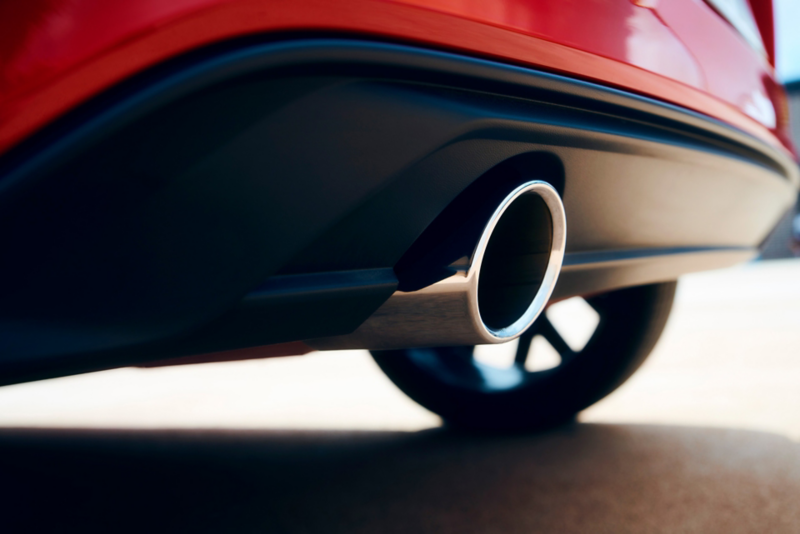 Nærbillede af forkromet afgangsrør på VW up! GTI
