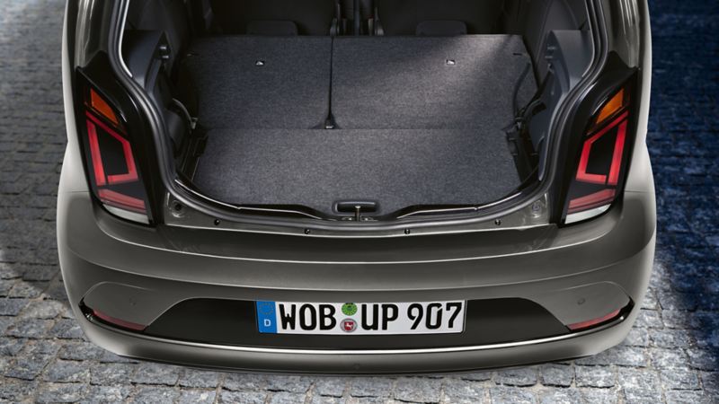 Grauer VW up! Black Style,  Blick in den geöffneten Kofferraum mit umgeklappter Rücksitzlehne