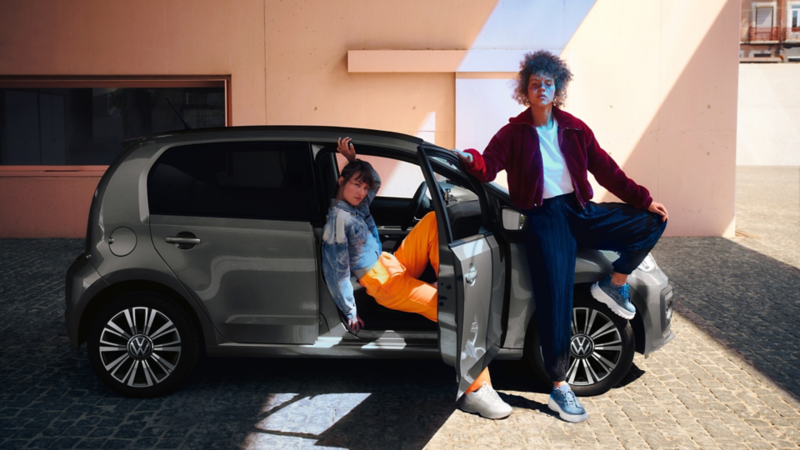 Grå VW up! "white style" set fra siden