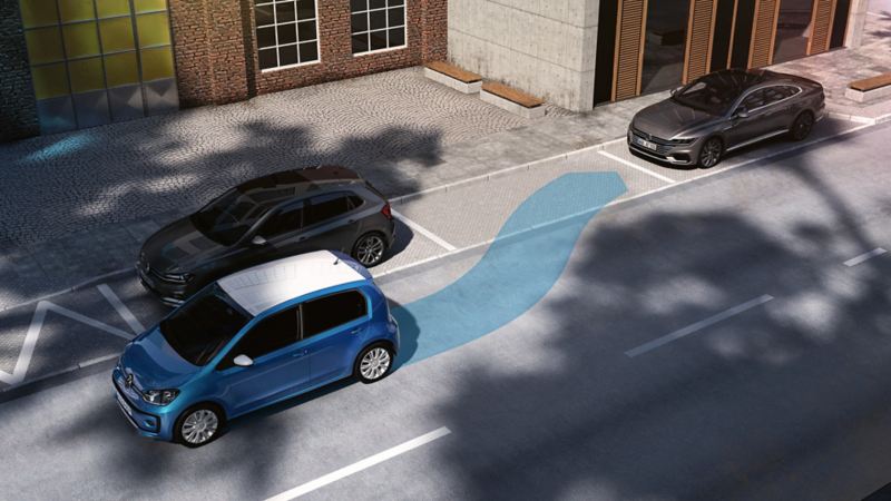 Ein blauer VW up! fährt auf der Mittelspur einer größeren Straße, die Einparkhilfe ist aktiviert. Die Spur ist symbolisch blau markiert. 