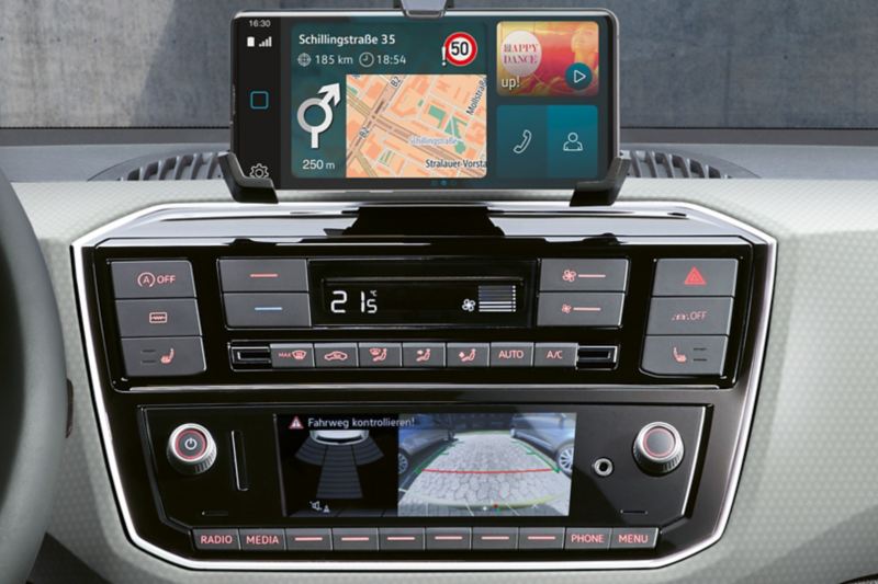 Blick auf Radio und Smartphone im VW up! "beats", im Display Navigationskarte mit Verkehrzeichenanzeige.