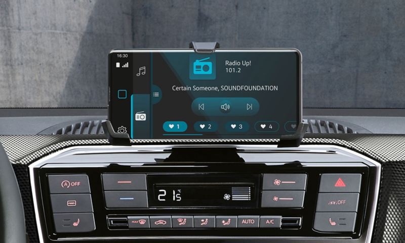 Großaufnahme Radio und Smartphone im VW eco up!
