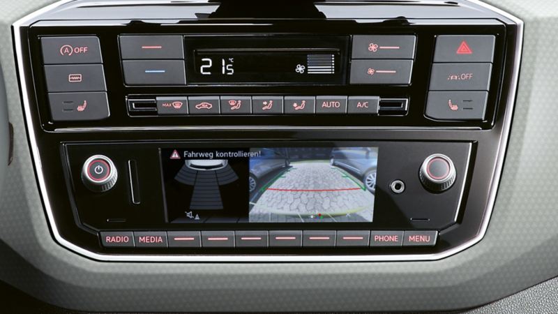 Blick auf Radio und Smartphone im VW  up!, im Display Navigationskarte mit optionaler Verkehrszeichenanzeige.