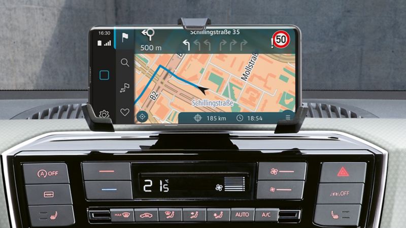 Großaufnahme Radio und Smartphone im VW up! mit Ansicht auf Maps + More Display Navigation