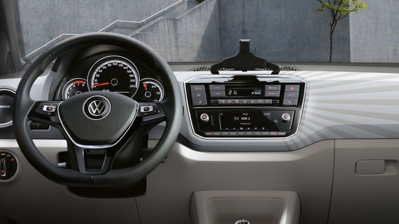 Cockpit eines VW up! beats mit Fokus auf Dasphad.
