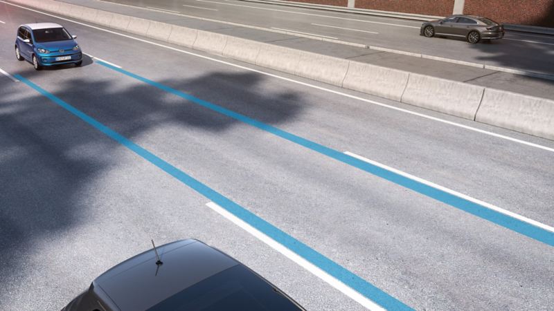 Ein blauer VW up! fährt auf der Mittelspur einer größeren Straße, der Lane Assist ist aktiviert. Die Spur ist symbolisch blau markiert. 