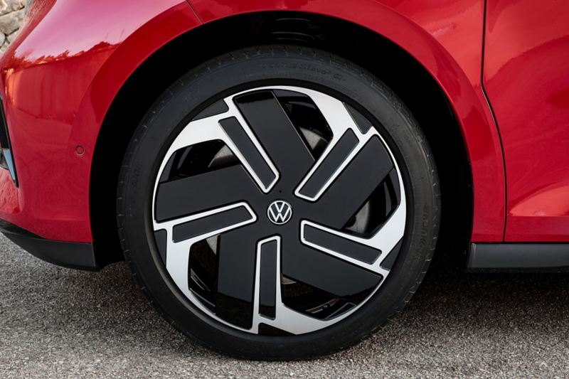 VW ID. Buzz GTX vu avant de côté jante avant gauche, gris et rouge