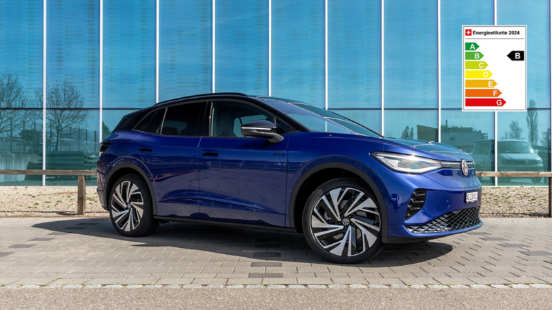 Der schwarz-blaue VW ID.4 GTX von hinten