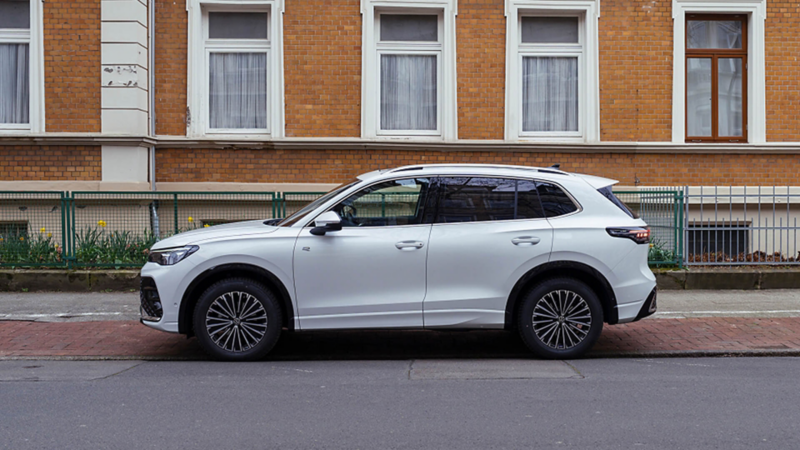 Side view of a white VW Tiguan