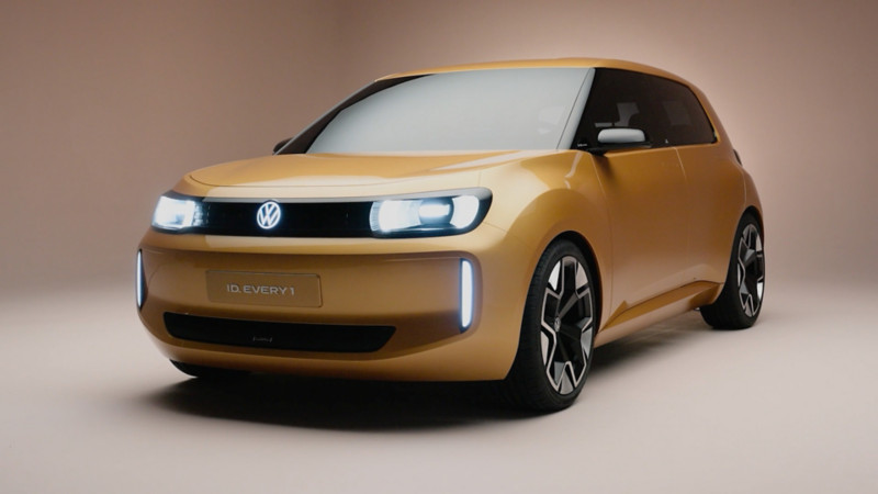 Heckansicht eines goldfarbenem VW ID.EVERY1 mit beleuchteten Rücklichtern und Volkswagen Logo. 
