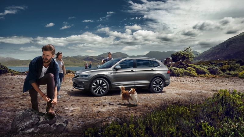  volswagen tiguan con un perro al lado 