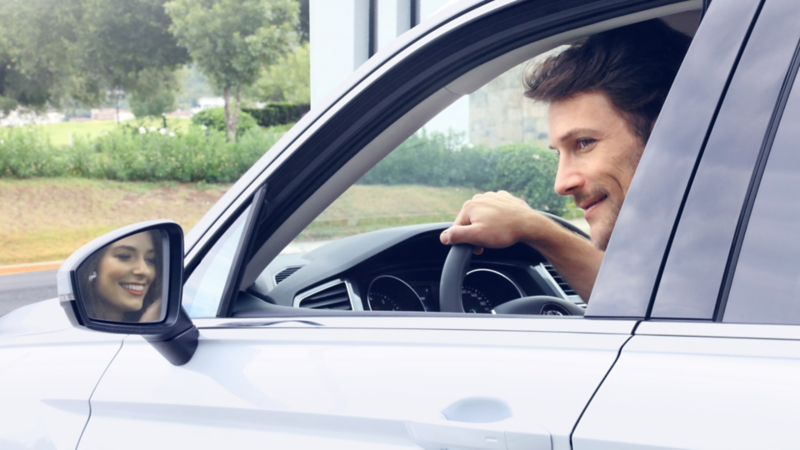 Hombre a bordo de camioneta Volkswagen equipada con computadora de viaje para mejor experiencia de manejo