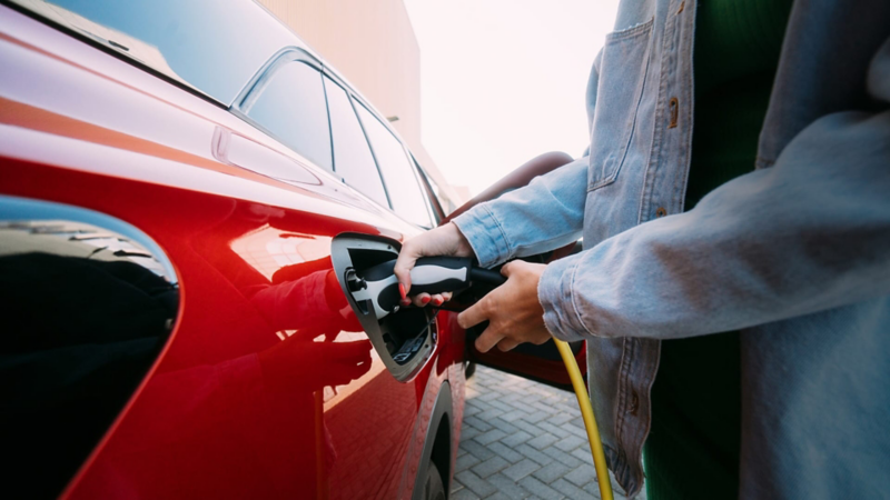 Primer plano de una persona cargando su eléctrico Volkswagen