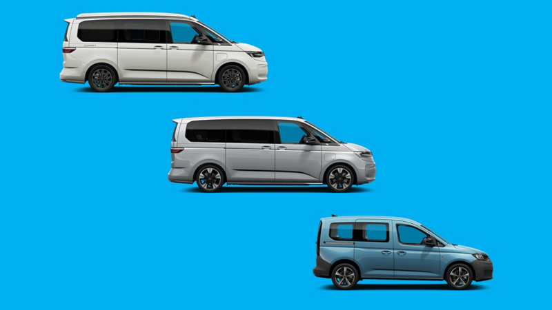 Seitenansicht von drei Volkswagen Nutzfahrzeuge Modellen vor blauem Hintergrund.