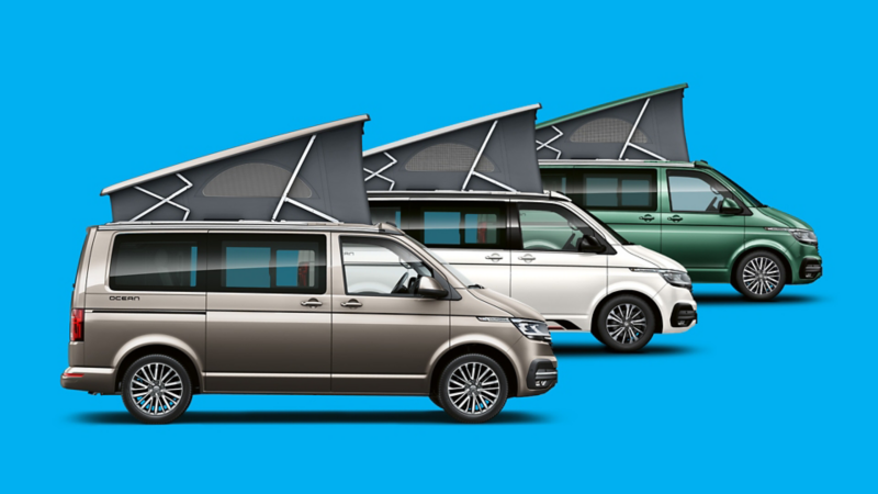 Drei VW California 6.1 mit hochgestelltem Aufstelldach auf einem blauen Hintergrund.