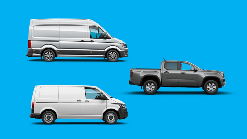 Seitenansicht von drei Volkswagen Nutzfahrzeuge Modellen vor blauem Hintergrund.