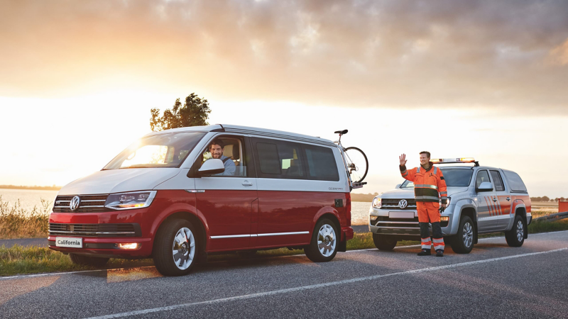 Un Volkswagen California a bordo strada pronto a ripartire in seguito ad un intervento del Servizio Mobilità