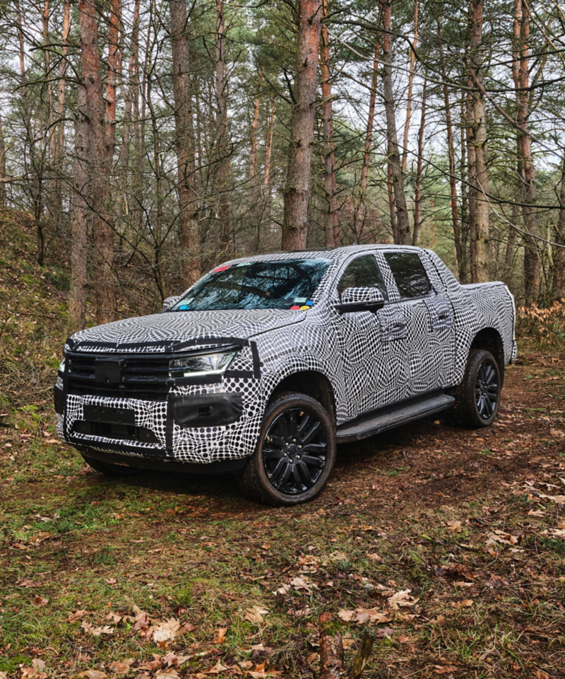 Der neue VW Amarok steht in einem Wald.