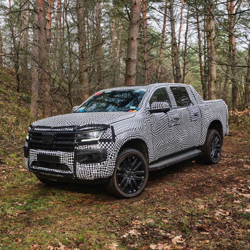 Il nuovo VW Amarok si trova in una foresta.