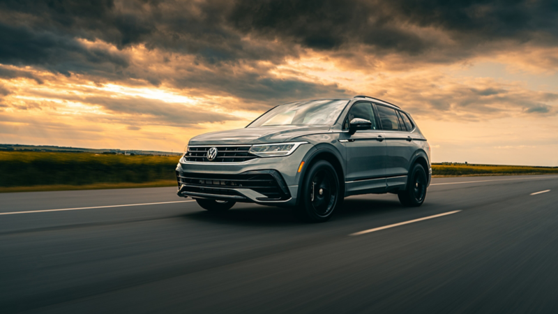 Un Tiguan 2024 de VW roule sur une route au coucher du soleil