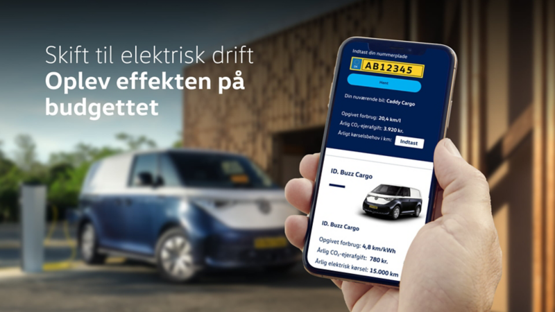 En mobil i hånden med en ID.Buzz i baggrunden. Beregn drift besparelse 