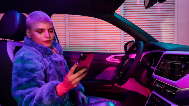 Mujer en el interior de vw t-cross
