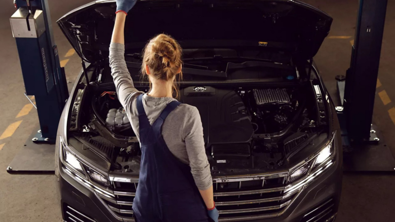 Especialista realizando mantenimiento a auto volkswagen